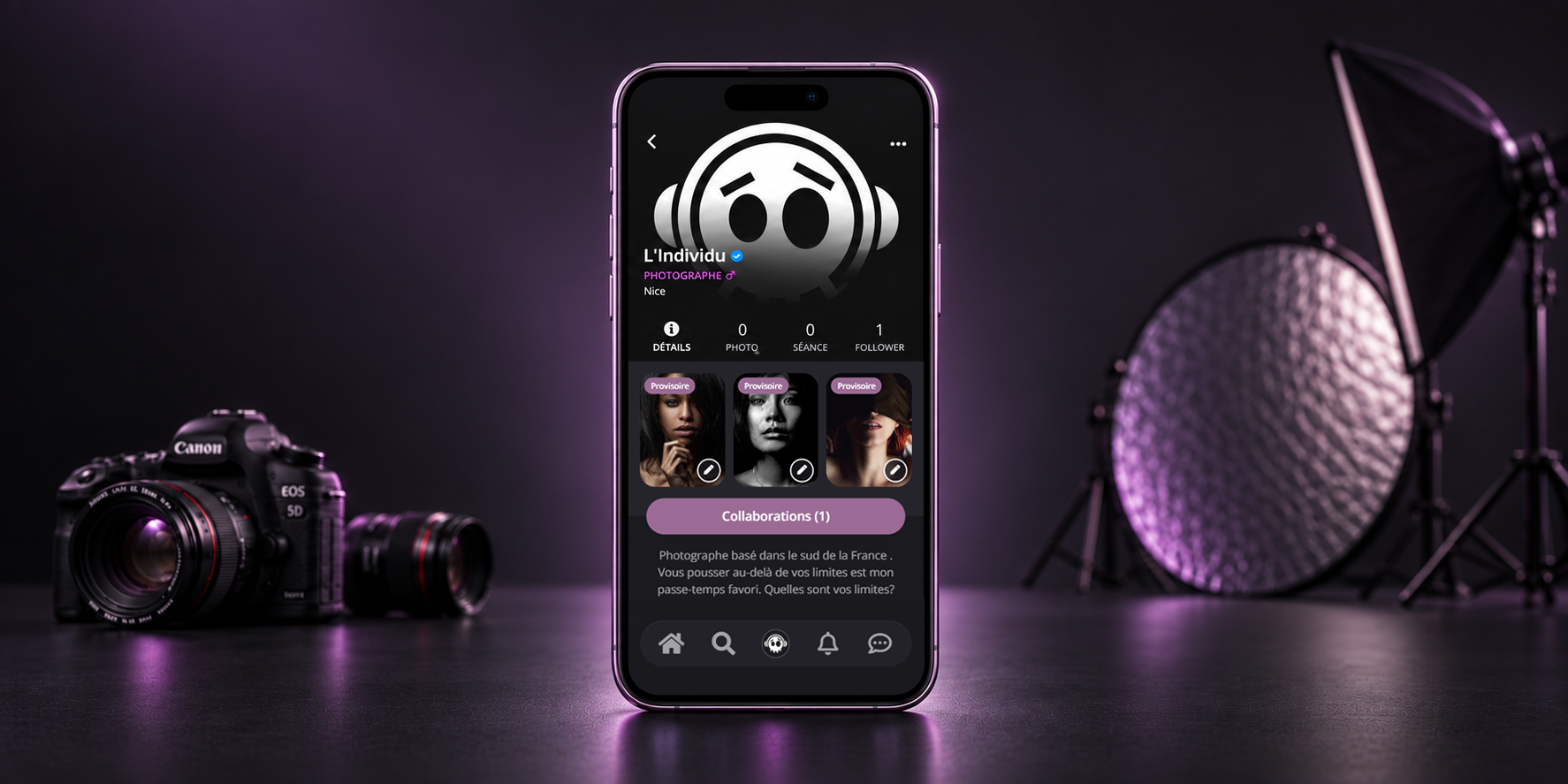 Téléphone avec lindividu.net, appareil photo, objectif, réflecteur et éclairage de studio
